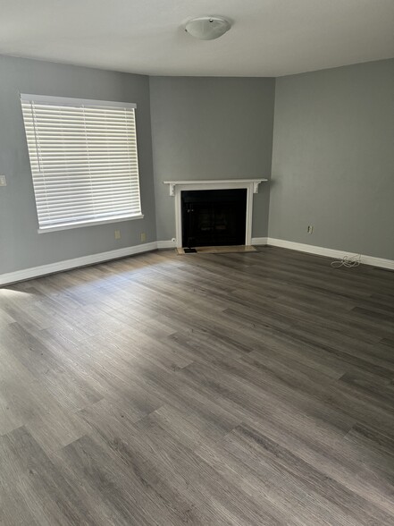 Living room - 2206 N Broadway