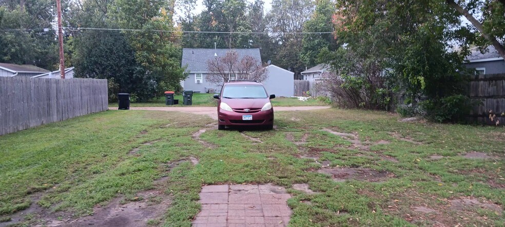 DRIVEWAY FROM SIDE - 919 12th Ave NE