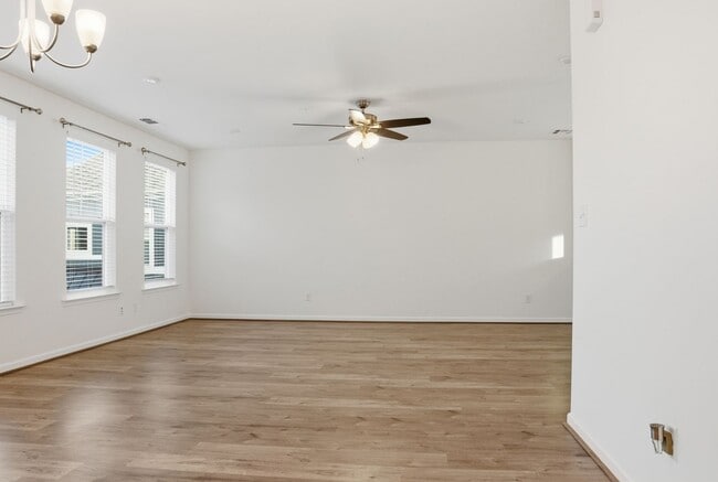 Building Photo - Stylish Townhouse Living in the Heart of Williamsburg