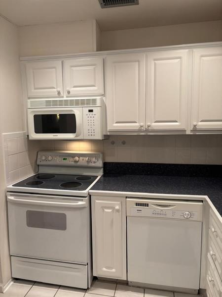 Building Photo - 6417 Bay Club Dr