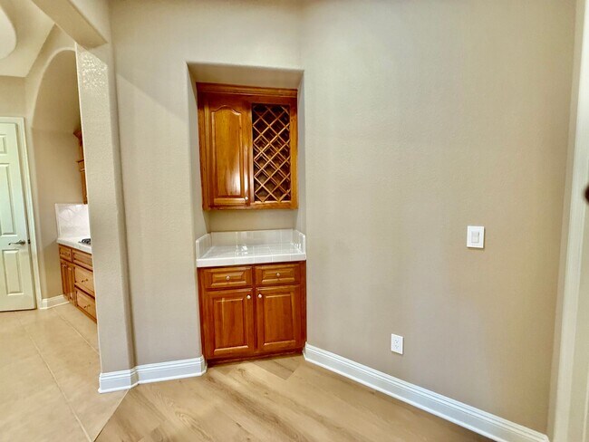 Building Photo - Executive Home available NOW