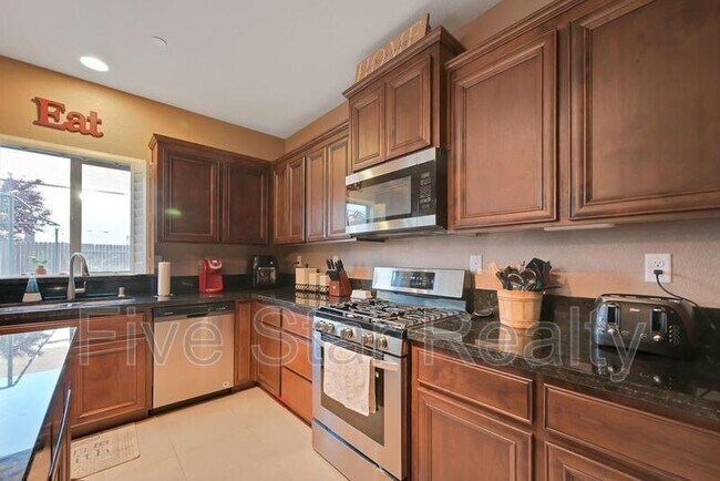 Building Photo - 5609 Peach Tree Dr
