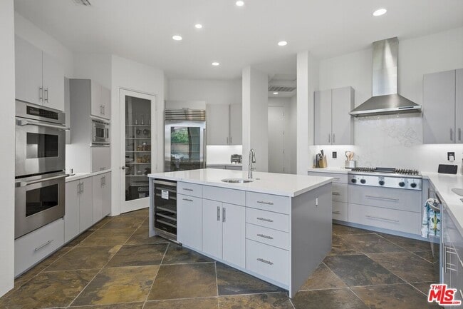 Building Photo - 50025-50021 Vía Aldea