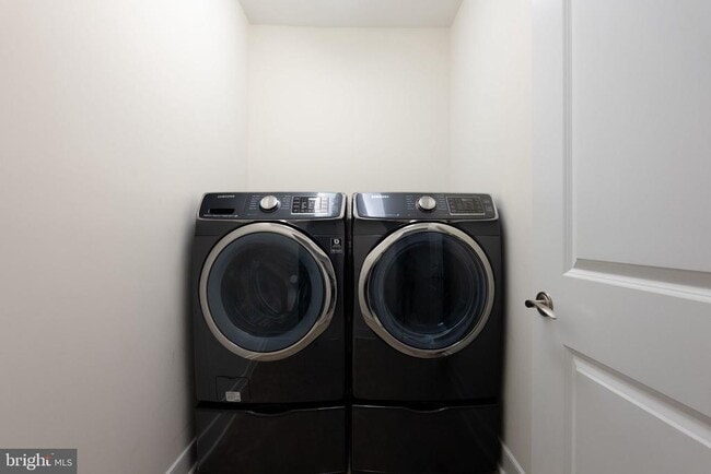 Building Photo - 1418 N Rhodes St