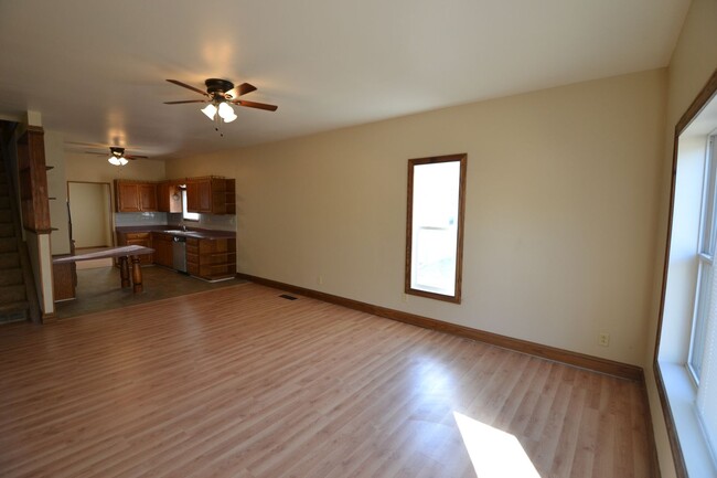 Building Photo - Remodeled 3-4 bedroom, open floor plan, Ne...