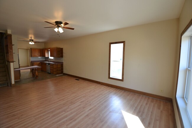 Building Photo - Remodeled 3-bedroom, open floor plan, Newe...