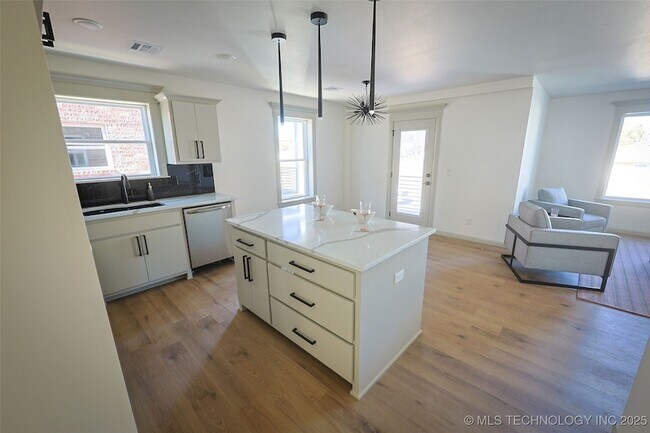 Building Photo - 108 W 2nd St