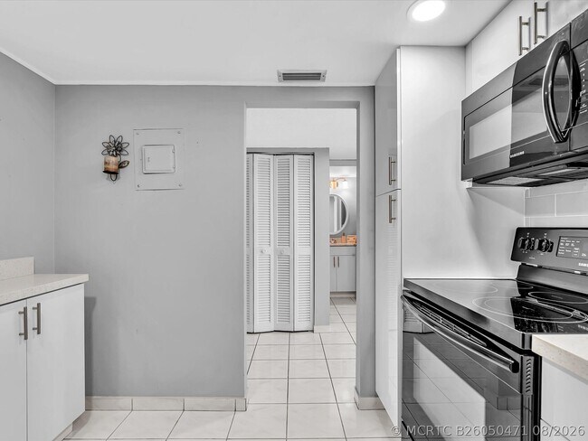 Building Photo - 1410 S Ocean Dr