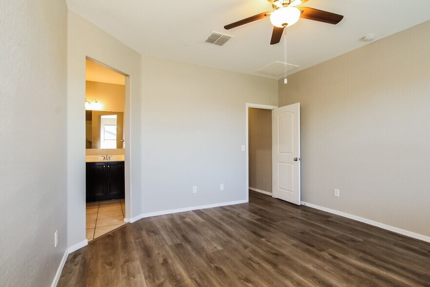 Building Photo - 6873 S Blue Hills Dr