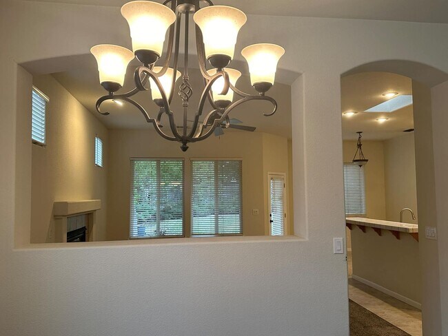 Building Photo - Charming 4 bedroom, 2 bathroom single fami...