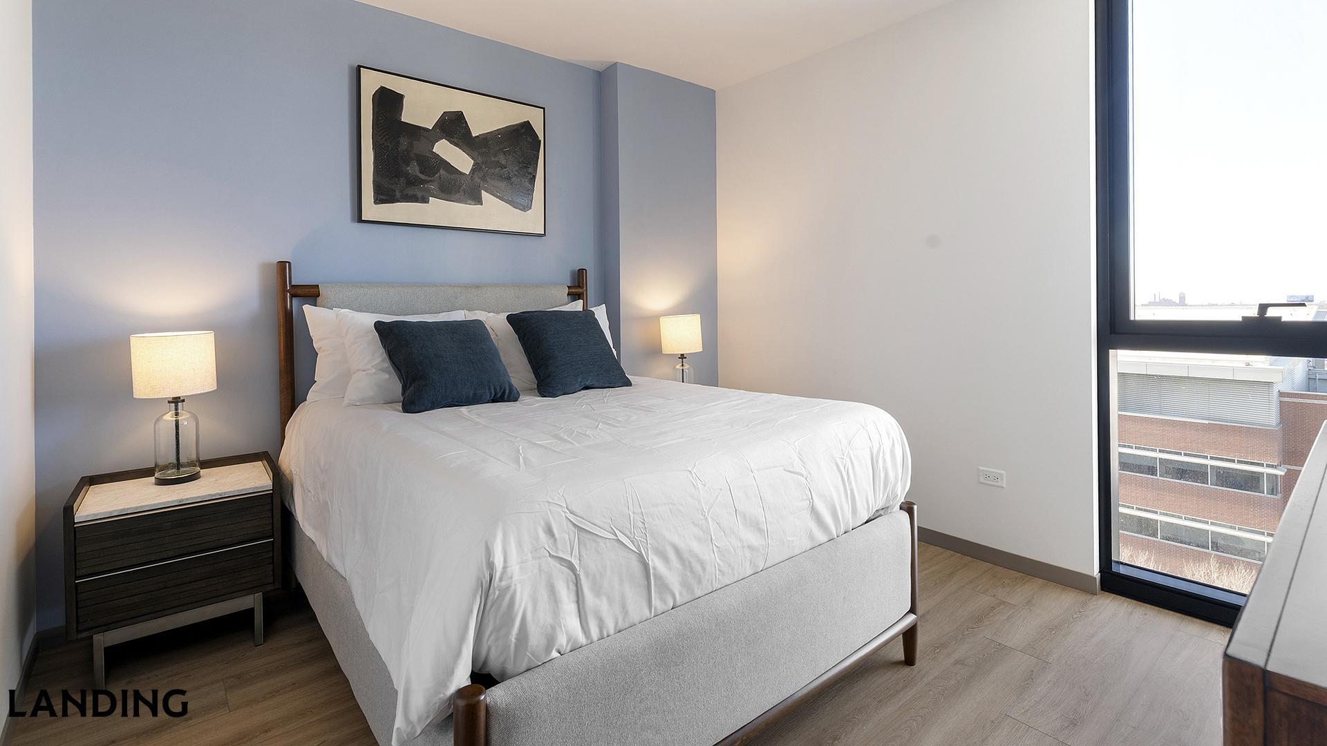 Building Photo - 513 S Damen Ave