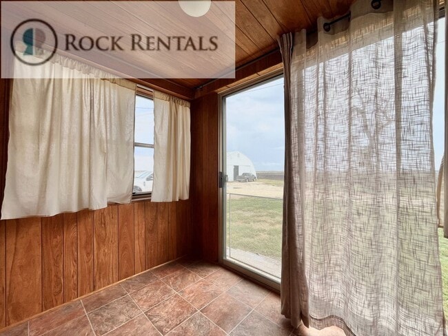 Building Photo - 2 Bed 1 Bath Country Home with New Basement