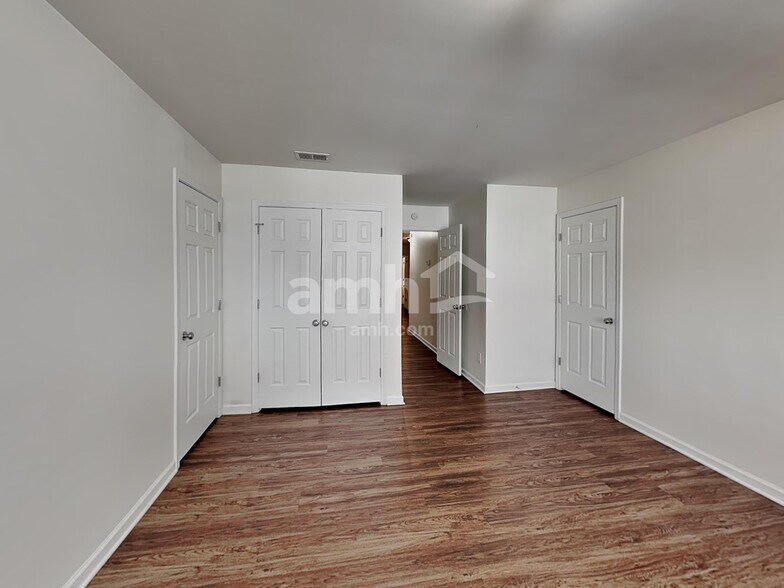 Building Photo - 204 Hunters Ter