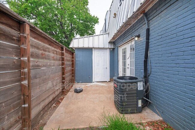 Building Photo - 2217 Mission Hill Dr