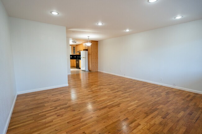 Building Photo - 652 Cypress Ave