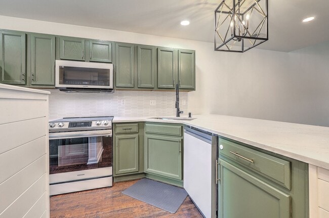 Building Photo - Charming 3-Bedroom Townhome in Summer Wood...