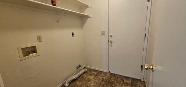 Building Photo - Single Story 3 Bedroom, 2 Bath, 2 Car Garage, Desirable Seeliger Neighborhood