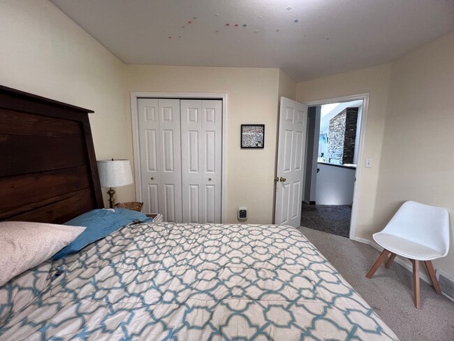 Building Photo - Spacious 3 bedroom Condo In Comstock Park