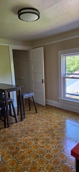 Kitchen with table - 540 NW 14th St