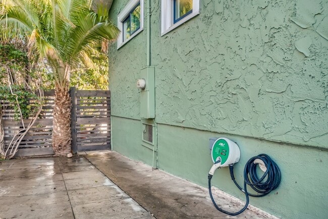 Building Photo - Quaint Remodeled 2 Bedroom Home in South Park