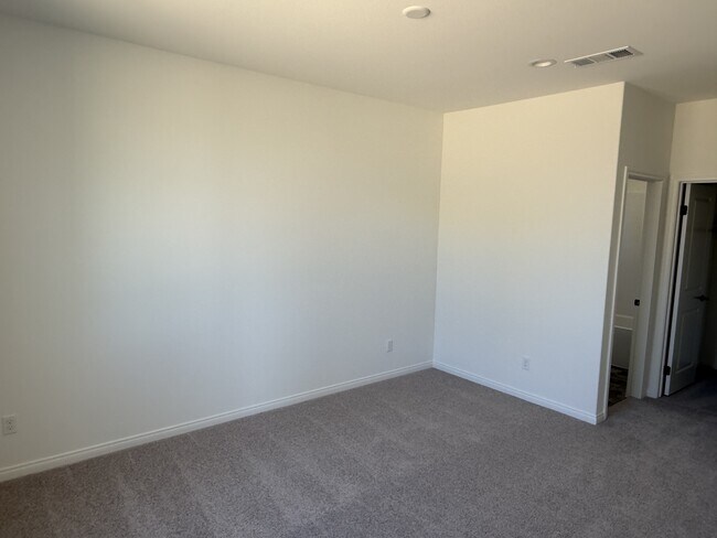 Building Photo - 4470 Hickory Ct