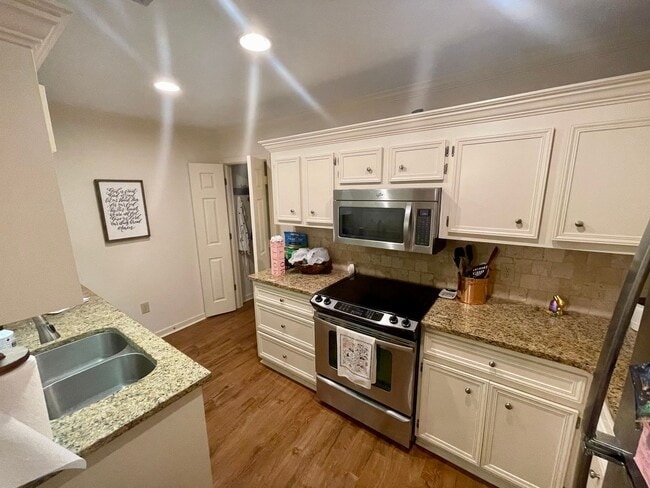 Building Photo - Charming 3/2 Home in Madison School Distri...