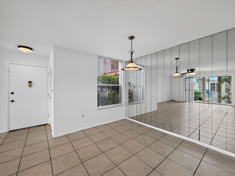 Building Photo - 518 Orange Dr