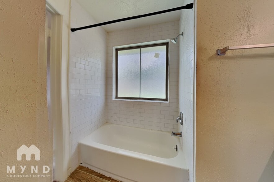 Building Photo - 10002 Green Valley Ln