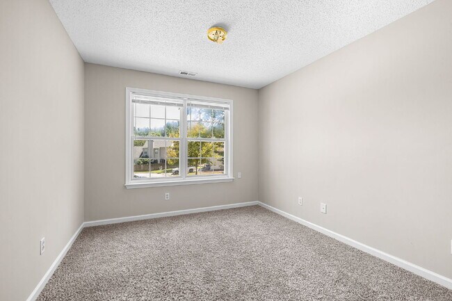 Building Photo - Very quiet and private location in heart of RTP