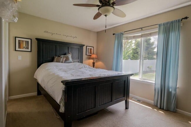Building Photo - Beautiful 3 bedroom 2 bath Post Falls Home