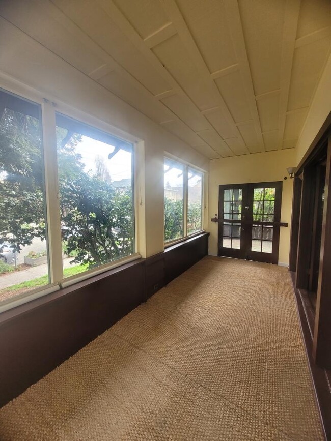 ATRIUM/LIVING ROOM - 6521 Dana St