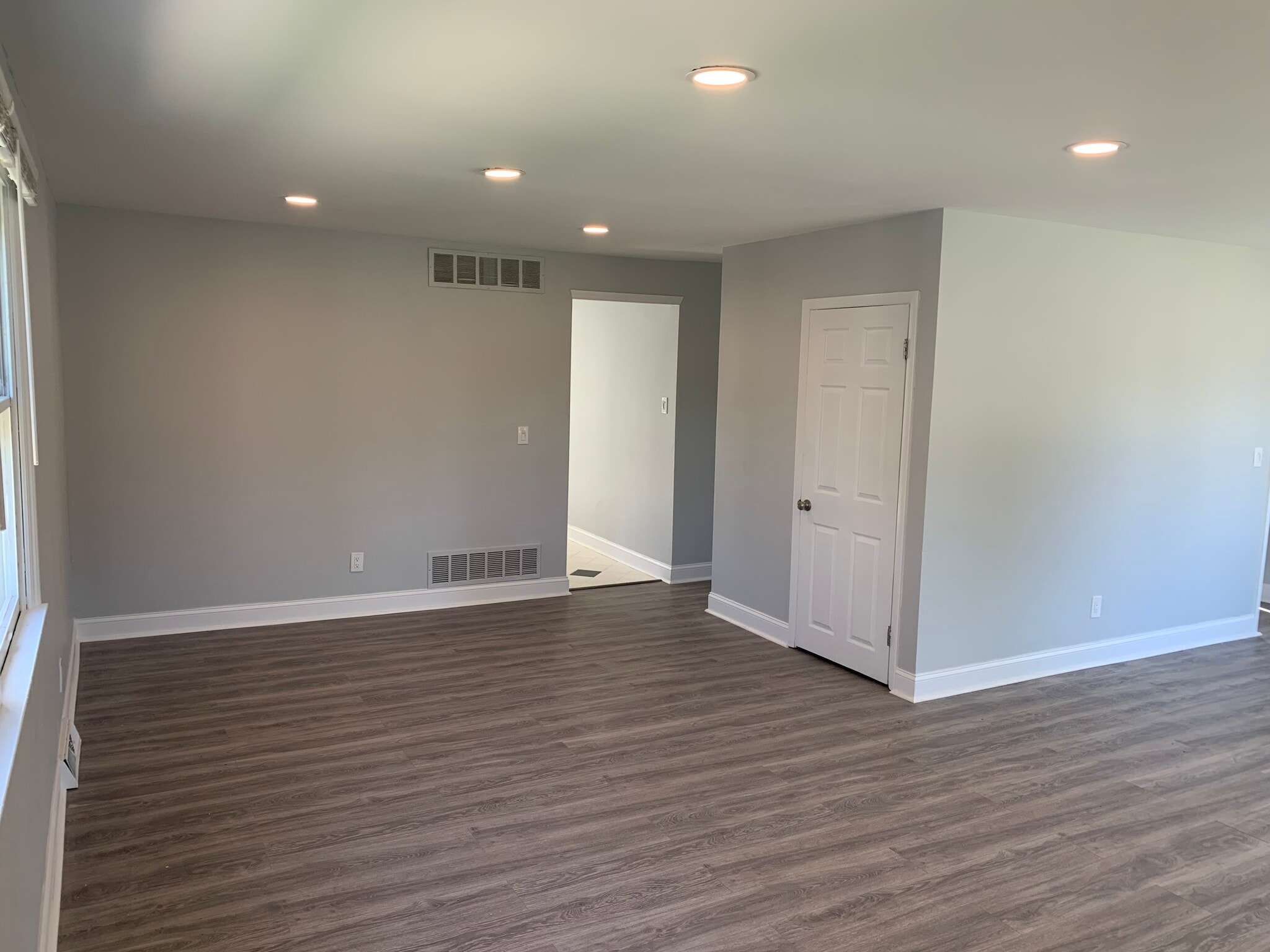 Living room leading to Kitchen - 150 S Lecato Ave