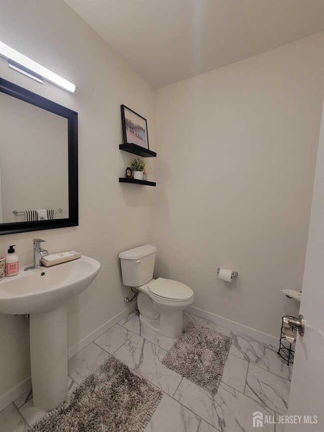 Building Photo - 231 Lorhan Dr