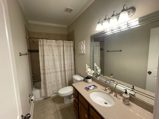 Building Photo - Luxurious home in Collierville with an ing...