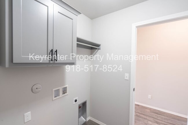 Building Photo - 3 Bed | 2 Bath in Broken Arrow!