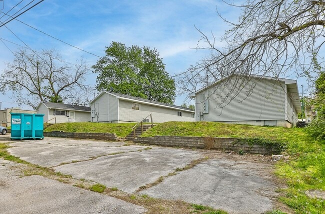 Building Photo - 1 Bedroom | 1 Bathroom | Apartment | Located In the Heart of Downtown and Near Campus's