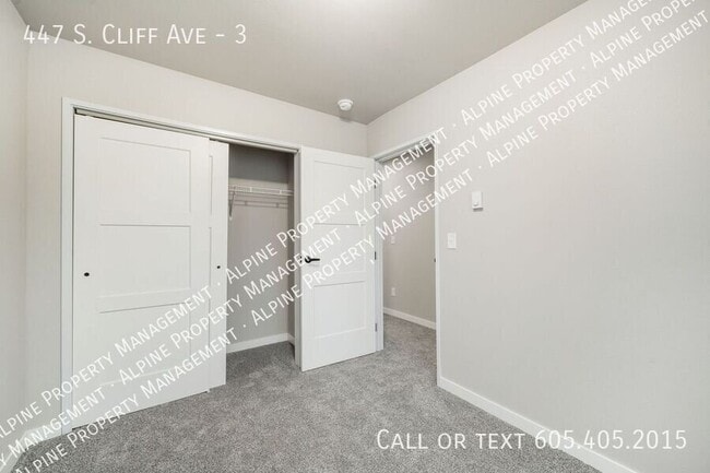Building Photo - 447 S Cliff Ave