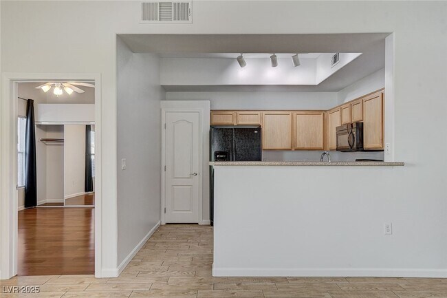 Building Photo - 2305 W Horizon Ridge Pkwy