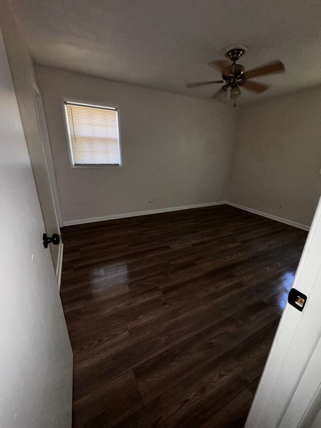 Building Photo - Charming 3 bedroom, 2 bathroom home featuring a fenced-in backyard and enclosed back porch. Fresh...