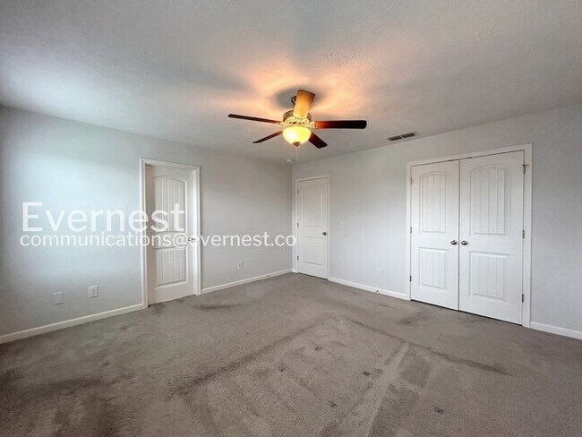 Building Photo - 3 Bed/3 Bath Townhome with Garage / Available Now!