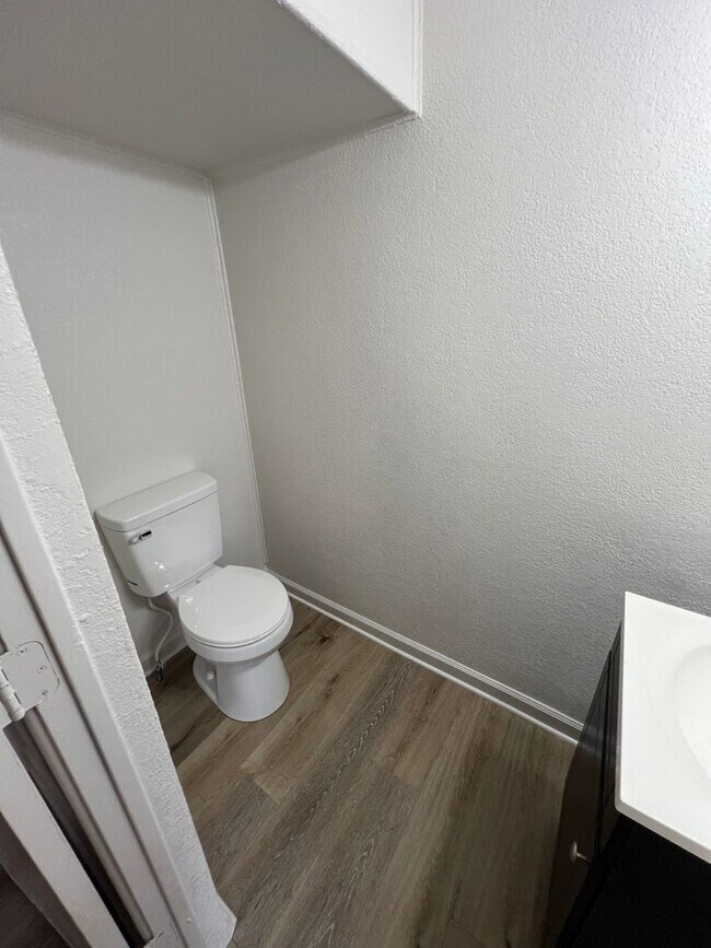 Building Photo - 4-bedroom, 1.5-bathroom rent house located...