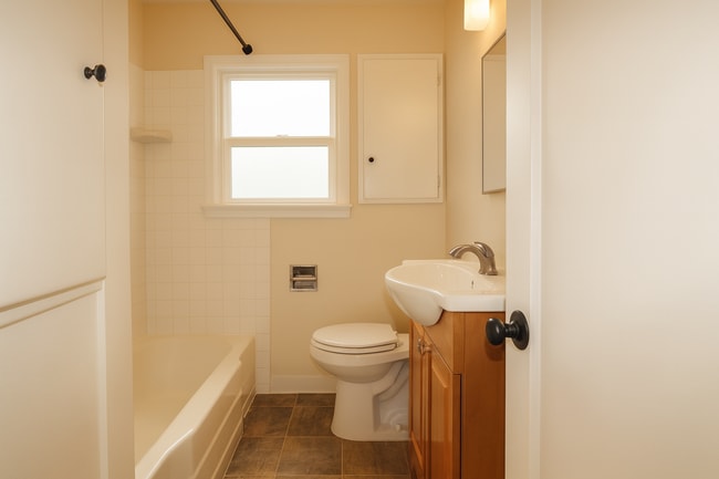 Building Photo - Charming Bend Home with Spacious Bonus Roo...