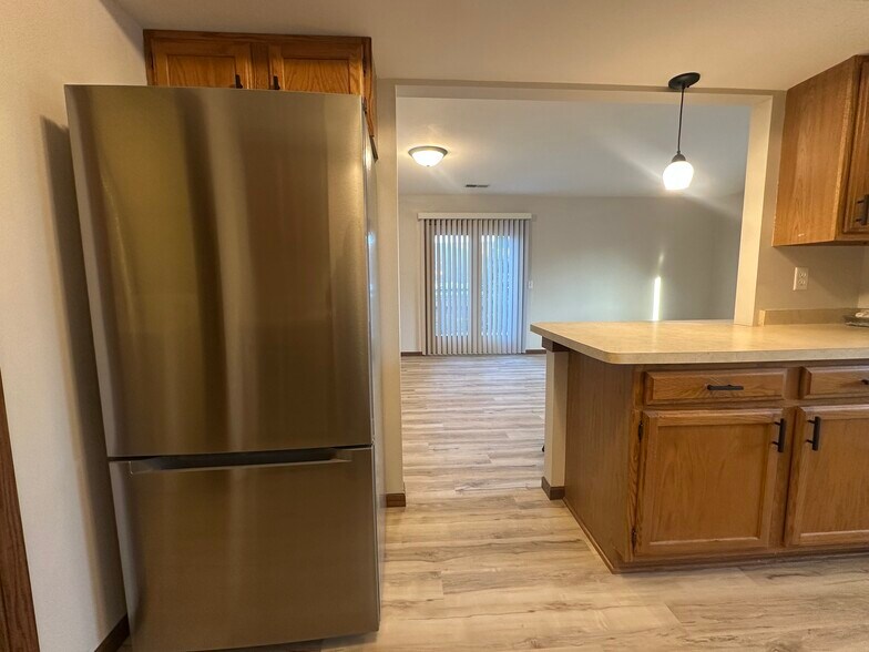 Kitchen island overlooking living area - 18 Stonehaven Dr