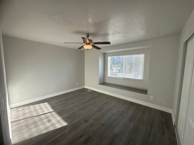 Building Photo - Quiet neighborhood, 3 bedroom, 2 bath home, huge front patio/deck, RV parking!