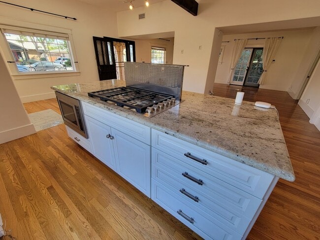 Building Photo - BEAUTIFUL 4BD - 3BA SINGLE STORY HOUSE WITH PRIVATE LAUNDRY AND DETACHED 2 CAR GARAGE