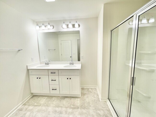 Building Photo - 3BD Townhome in Concord Lakes Minutes from...