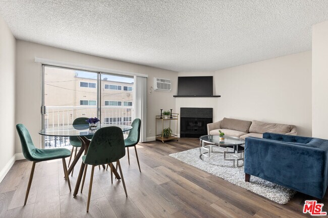 Primary Photo - 257 S Manhattan Pl