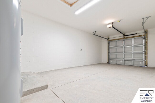 Building Photo - 16 Unimay Ct