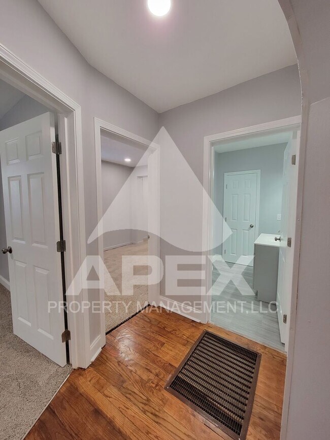 Building Photo - Craftsman Style 2 Bd 1.5- Ba Single Family Home with carport in North Knox!