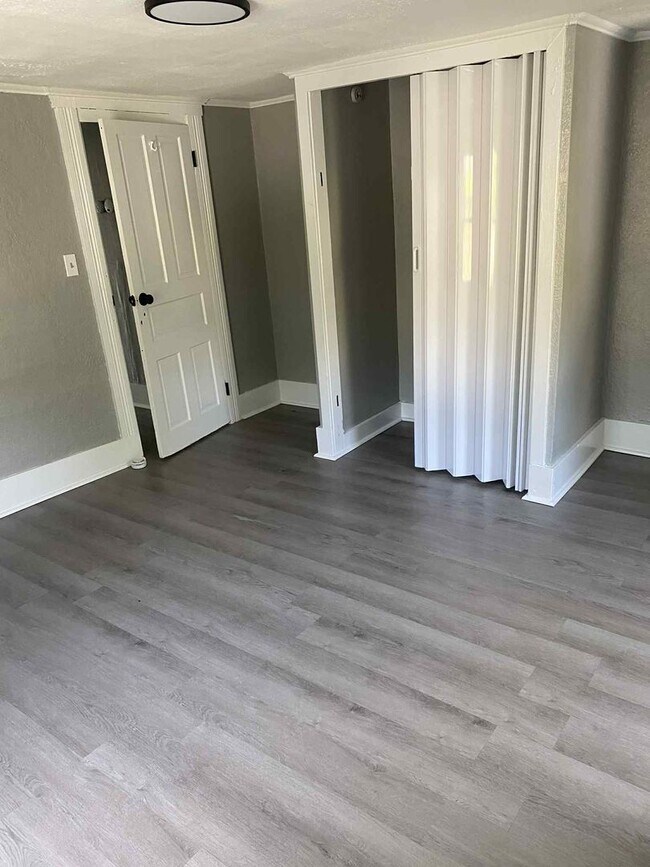 Building Photo - Newly Updated Spacious 5 bedroom 1 bathroom house for rent in Glassport!